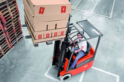 truck med höjda gafflar